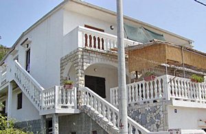  Disse enkelt, men praktisk udstyrede ferielejligheder har egen altan med udsigt over kysten. Lejlighederne ligger i et hus med flere lejligheder. Huset ligger i rolige omgivelser i et fiskerleje. Her ...