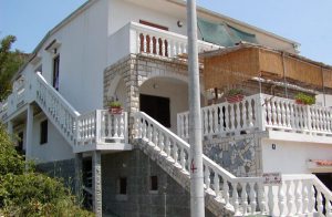  Denne enkelt, men praktisk udstyrede ferielejlighed har egen altan med udsigt over kysten. Lejligheden befinder sig på øverste etage i et hus med flere lejligheder (se også CKP150). Huset ligger i ...