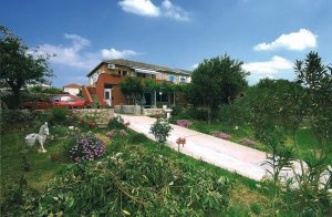  På første sal af et nyrenoveret familiehus ligger denne ferielejlighed. Lejligheden har en smagfuld indretning med delvis nye møbler. Fra den store, åbne terrasse har I panoramaudsigt over havet  ...