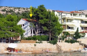 I kan tilbringe uforglemmelige dage direkte ved havet i disse praktisk indrettede ferielejligheder. Fra lejlighedens balkon er der dejlig udsigt over havet - der ligger lige overfor huset. I haven st ...