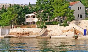  I kan tilbringe uforglemmelige dage direkte ved havet i denne praktisk indrettede ferielejlighed. Mens I griller, vil havudsigten forskønne aftentimerne. Husejeren bor i huset. Se også CKP221 og CK ...