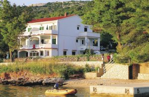  Ved en af øen Pags smukkeste bugter ligger dette dejlige hus, der byder på en ferielejlighed med enkel indretning. Grunden er fælles med de andre lejere i huset. ...