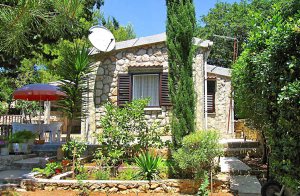  Dette lille sommerhus er beliggende på en lukket grund og har en anlagt have. Sommerhuset er ideelt for to personer, som ønsker en rolig ferie. Foran huset er der en terrasse, hvor man kan hygge si ...