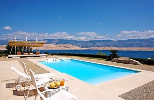  Und jer selv en luksusferie og tilbring de bedste dage på året i dette fantastiske drømmehus i rolige omgivelser. Allerede ved indgangen mærker man den behagelige og stilfulde indretning. Her fin ...