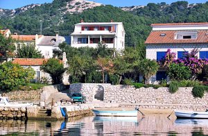  I et familiehus direkte ved havet i den lille by Barbat på øen Rab, ligger disse hyggeligt og praktisk indrettede ferielejligheder. Slap af og nyd udsigten over bugten. Gæsternes mest yndede møde ...