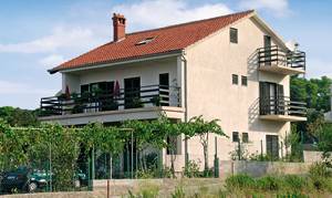  Denne komfortable ferielejlighed med terrasse og delvis havudsigt ligger i nærheden af en hovedvej, som fører til Rab-Barbat på få minutters kørsel. ...