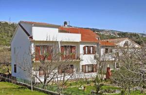  I Palit på Rab ligger dette hus med to enkelt, men hyggeligt indrettede ferielejligheder (se også CKR131). I den velholdte have er der masser af plads til børnene. Stranden ligger i gåafstand fra ...