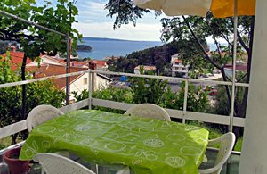 På øen Rab ligger dette fritstående feriehus omgivet af meget grønt og i gåafstand til indkøbsmulighederne og stranden. ...