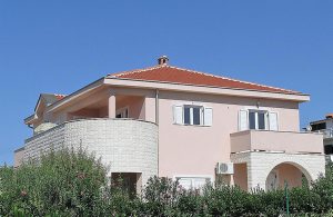  På øen Rabs sydlige del ligger denne rummelige ferielejlighed på 1. sal med moderne indretning og en pragtfuld udsigt over havet. Her finder man mellem klippekysterne mange vidunderlige bugter med ...