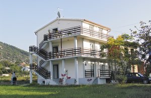  I et skønt mediterrant hus ligger disse hyggeligt indrettede ferielejligheder. I området er der dejlige sandstrande. Derudover er der gode muligheder for at surfe. Prøv også de smagfulde retter o ...