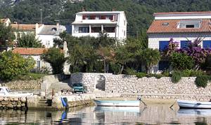  Denne hyggeligt indrettede ferielejlighed ligger i et hus med flere lejligheder lige ved havet. Den overdækkede terrasse med udendørs pejs deles med andre gæster. ...