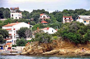  I et stort hus med fire ferielejligheder ligger denne velindrettede ferielejlighed. Der er et komfortabelt køkken, der strækker sig over både anden sal og tagetagen (mindste loftshøjde 1.20 m). I ...