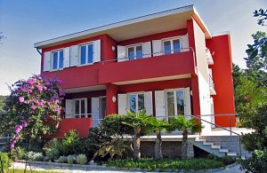  Disse nye og moderne indrettede ferielejligheder er ideelle til to familier, der vil holde ferie sammen. Fra CKR215 er der en herlig havudsigt. Tilbring muntre og afslappende aftenstunder i den velho ...