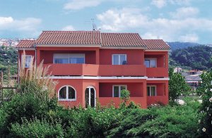 Skønt og stilfuldt indrettet feriehus, hvor I kan nyde en solrig og uforglemmelig ferie. Huset ligger kun få minutter fra en skøn strand og fra centrum af byen Rab. Huset strækker sig over to eta ...