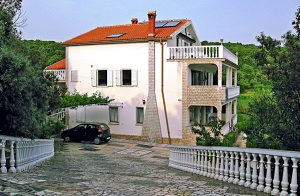  Ferielejlighed bestående af to mindre lejligheder i et hus på en smuk grund. Lejligheden ligger i tagetagen og den laveste loftshøjde måler nogle steder 1,5 m. Lejligheden har to mindre køkkener ...