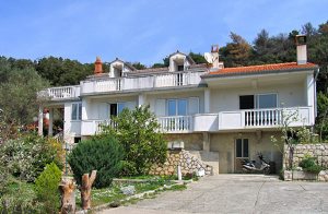  Dette feriehus i to etager er beliggende i roligt område på øen Rab og få minutters kørsel fra strand. Første sal og tagetagen er forbundet med både en inden- og udendørs trappe. Huset ligger ...