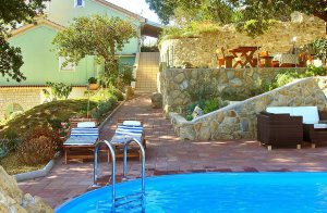  Et attraktivt hus med en smuk have omgivet af natur. Huset blev renoveret for et par år siden, og lavet om til et enkelt, men behageligt feriested. I dette hus finder du lejligheden på første sal, ...