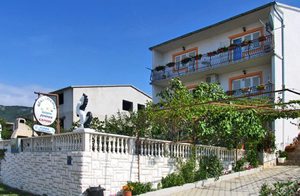  I den ældste by i det kroatiske kystlandskab, i Senj, ligger denne praktiske og nyrenoverede ferielejlighed med havudsigt fra altanen. ...