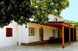  I en rolig bydel over den lille by Sv. Juraj, ligger denne enkelt møbleret ferielejlighed. Lejligheden ligger højt, og i naturskønne omgivelser og danner derfor den perfekte ramme for en dejlig og ...