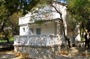  Ønsker I at tilbringe din ferie langt væk fra byerne, støj og masseturisme i et idyllisk landskab? Så er dette feriehus på to etager forbundet med eksterne trapper det perfekte sted for jer. Nyd ...