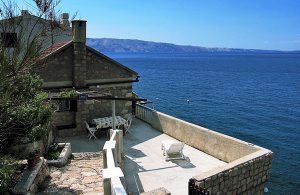  Lille stenhus beliggende direkte ned til havet og kun 5 m fra en stenstrand, som indbyder til en tur i vandet om morgenen. Til børnene er sandstranden 50 m derfra at foretrække. Fra den indhegnede  ...