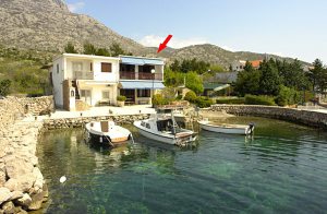  Nyd den enestående havudsigt fra disse dejligt indrettede ferielejligheder med en beliggenhed direkte ved havet. Den lille legeplads i nærheden er også med til at gøre stedet familievenligt. På  ...