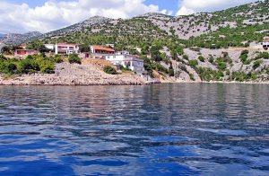  Direkte ved vandet ligger dette funktionelt indrettet stenhus. Kun 5 m fra huset ligger en stenstrand, der allerede om morgenen indbyder til en badetur. For børn er der en grusstrand 50 m fra huset. ...