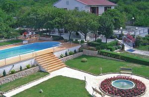  Dette feriehus ligger i 250m højde i nærheden af nationalparken Velebit og har et imponerende panoramaudsigt ud over havet og øerne Rab, Krk og Pag. Husets beliggenhed midt det dejlige landskab, d ...