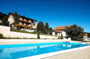  Dette sommerhus er beliggende i den lille landsby Crni Kal i Velebit bjergene. Stedet er ideelt til et afslappende ophold i rolige omgivelser og smuk natur. Huset består af syv soveværelser og en s ...
