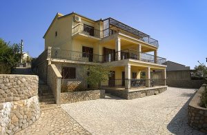  Denne store, funktionelt indrettede lejlighed er beliggende direkte ved kysteni byen Senj. Lejligheden har en stor terrasse, hvorfra du kan nyde panoramaudsigten over øerne i Kvarner bugten og slott ...