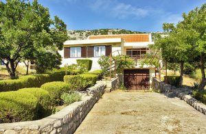  Dette lille, men smukke hus ligger i et roligt område og er ideelt til en afslappende ferie. Fra balkonen har du en smuk udsigt over havet og øen Pag. I nærheden af sommerhuset ligger den stenede  ...