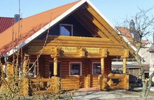  Komfortabelt og hyggeligt indrettet bjælkehus lavet af sibirisk gran på udlejers grund. Ideelt for vandreentusiaster. ...