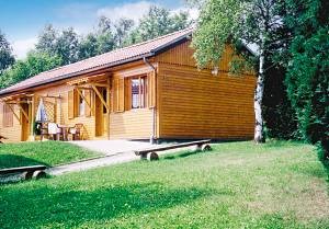  Disse pæne træhuse er ikke kun velegnede til sommerbrug. Dette område er fortryllende om vinteren, når der er faldet sne. Rækkehusene hører til restauranten 'Harzrestaurant Unterklippe', som ka ...