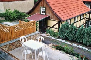  Restaureret bindingsværkshus med moderne og meget hyggelig indretning. Til den hyggelige soveafdeling (skrå vægge) er der en stejl trappe. Fredelig og central beliggenhed. ...