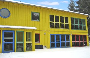 Dette komfortable feriehus har en rolig og afsides beliggenhed på en stor havegrund, der er omgivet af gamle træer. Huset er meget hyggeligt og moderne indrettet med moderne møbler. Udestuen er et ...