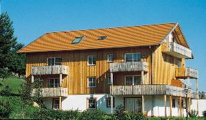 Feriebyen Schwarzholz, der ligger attraktivt på en skråning med udsigt over den bayerske skov, er anlagt som en bayersk landsby. Alle lejligheder er moderne og smagfuldt indrettede. Området er ide ...