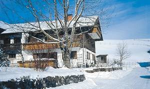  Denne hyggelige, velindrettede ferielejlighed med en herlig udsigt til bjergene ligger på 1. sal i husejerens hus (fælles indgang) i et populært vintersportsområde. ...