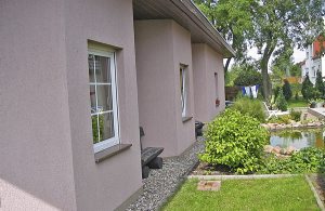  Træd indenfor i dette hus og bliv overrasket over dets middelalderlige charme. Her findes rustning, sværd, økser og meget andet fra tiden hvor mænd forsvarede det de havde kært med våben i hån ...