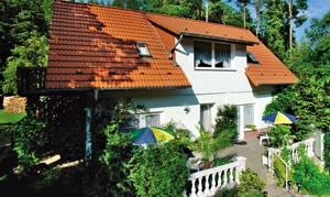 Dejlig, lille ferielejlighed på den gæstfrie ejers grund. Åben terrasse. Fælles vippe. Barneseng og -stol er muligt. ...