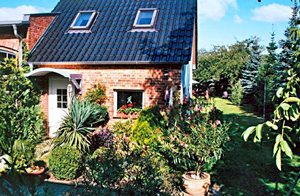  Dejligt feriehus på udlejers grund. Køkken er stue er kombineret. Trappen til hemsen er stejl. Egnet til to voksne og 3 børn. Nær Berlin. ...