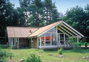  Ikke langt fra den store Zechliner-sø, ved grænsen til et fredet naturreservat står dette flotte feriehus på en velholdt grund med have. Huset er bygget i skandinavisk stil og er hyggeligt og mod ...