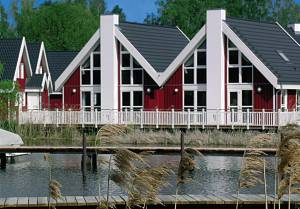  I pittoreske omgivelser i et af Europas smukkeste naturlandskaber ligger marinaparken Scharmützelsee. Dette flotte feriehus har en fremragende beliggenhed ved vandet og en terrasse lige ved vandet.  ...