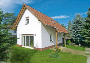 I delstaten Brandenburgs nordøstlige del, kun 80 km fra Berlin, og som direkte nabo til Mecklenburg-Vorpommern og Polen ligger Uckermark, Tysklands største amt. Dette flotte feriehus ligger i udkan ...