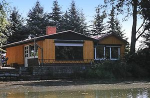 Hus på stor søgrund direkte ned til floden Oder i fredet naturområde. Båd kan lejes. Huset er egnet til to voksne og to børn. ...