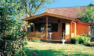  Mindre og enkelt udstyret træhus beliggende i en lille by i Spreewald. Huset ligger på ejers grund. ...