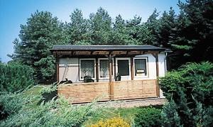  Meget velholdt sommerbungalow på husejers grund nær en dejlig badesø. Huset er hyggeligt indrettet og udstyret er nyt. Gummibåd kan lejes. ...