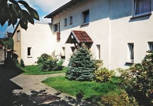  Dette store og velholdte hus ligger i udkanten af Rochauer Heide og var oprindeligt indrettet som pension. Her er rigelig plads til flere familier. Hvert soverum har eget toilet og bruser. I stueetag ...