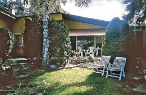  Byferie - og alligevel i det grønne! I Berlin kan det lade sig gøre. Her tilbyder vi en velindrettet og hyggelig halvdel af et dobbelthus, som er beliggende i bydelen Kladow, ikke langt fra Glienec ...