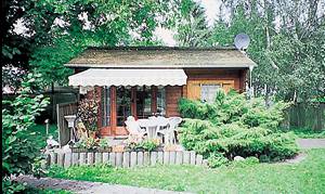 Hyggeligt og velholdt hus på udlejers grund. Soverum 1 er en lavloftet hems under taget, hvortil der er adgang via en stige. ...