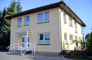 Dette dejlige feriehus ligger i udkanten af hansestaden Stralsund, der er kendt for sit historiske centrum, som er på UNESCOs liste over verdenskulturarv. Der er talrige museer, og den nye attraktio ...